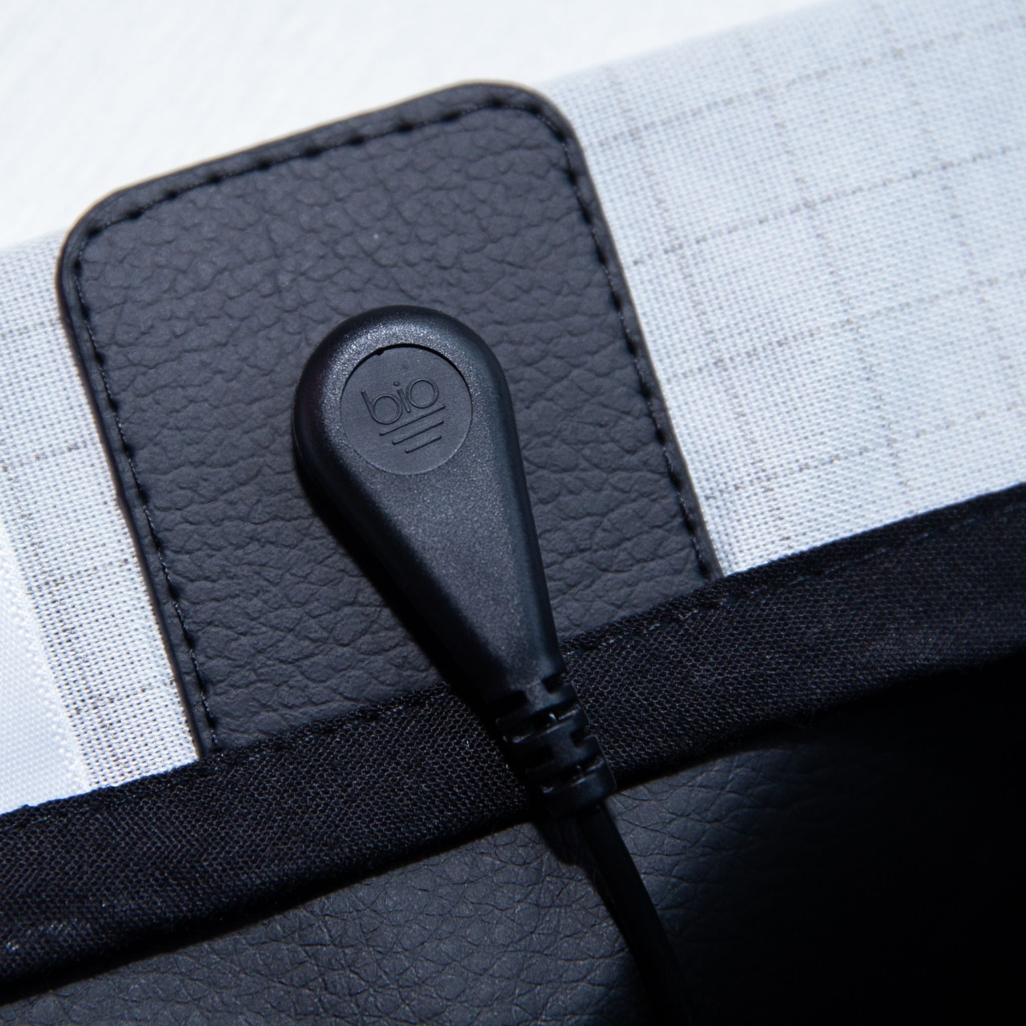 Snap the Coil Cord onto the connector tab on the Earthing Mattress Cover in order to get grounded while you sleep. (4551374667889)