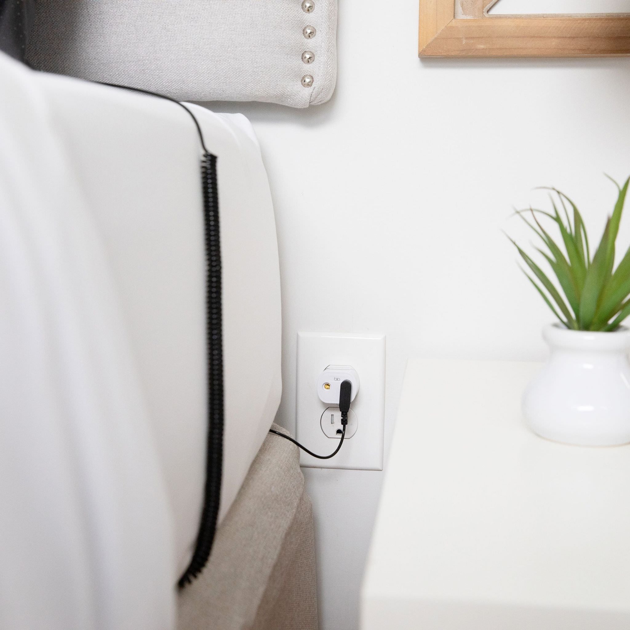 Connect the Earthing Sleep Mat to the earth's electrons through your grounded wall outlet with the Earthing Safety Adapter and Earthing Coil Cord. (4559834415217)